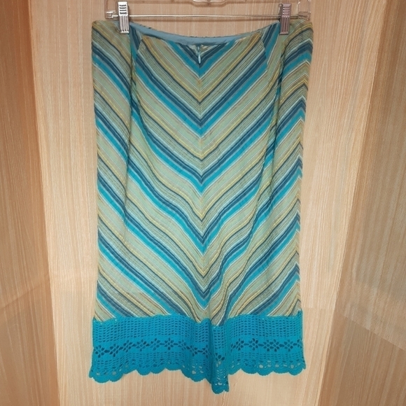Harold’s semi sheer skirt with crochet detail. 10 - Picture 2 of 6